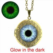 Magisches Auge Medaillon Halskette    ***Glow in the Dark***