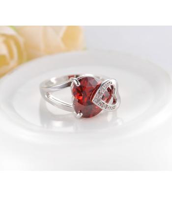 Cocktail Ring mit rotem Herz CZ im Brillantschliff